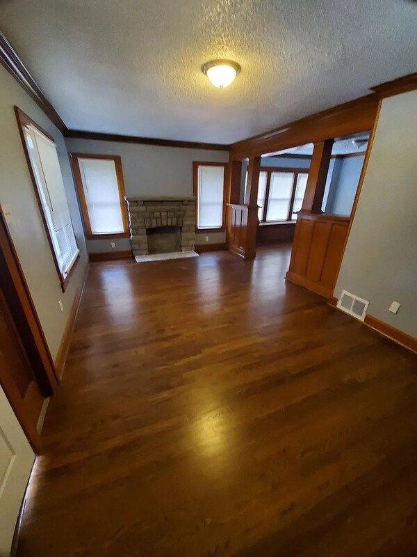Foto del edificio - 2411 E 70th St
