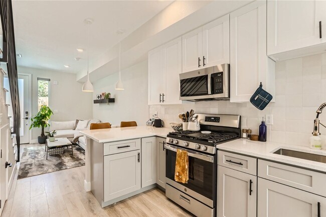 Building Photo - Luxe 2B/2.5B Townhome in Denver