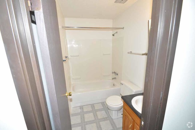 Bath - Twin Oaks Apartments