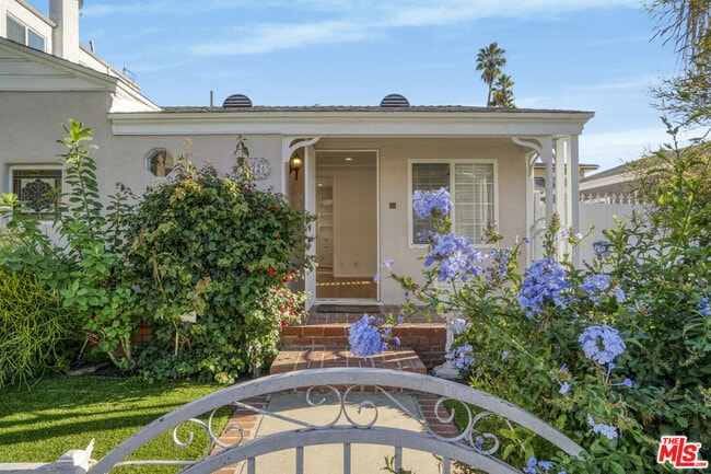 Foto del edificio - 10226 Regent St