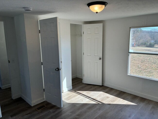 Foto del edificio - Newly remodeled home is located in Unionville NC.