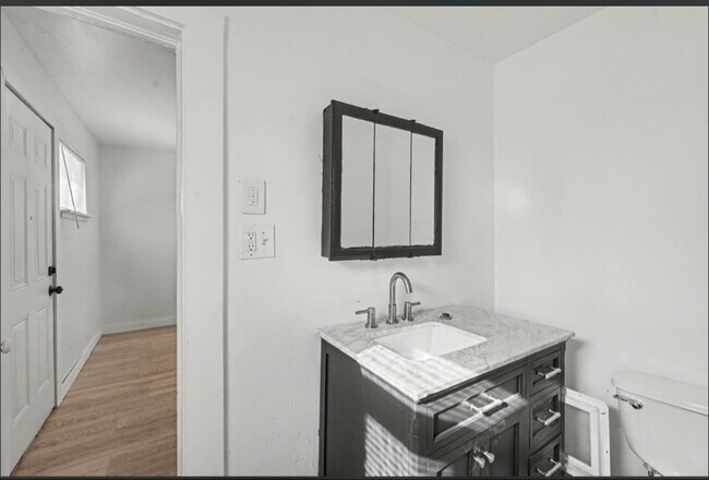 Building Photo - 732 N Victor Ave