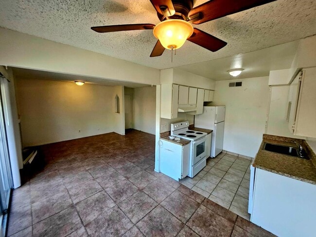 Building Photo - Spacious 2/1 Condo in Gated Community