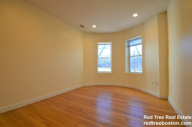 Building Photo - 1806 Beacon St