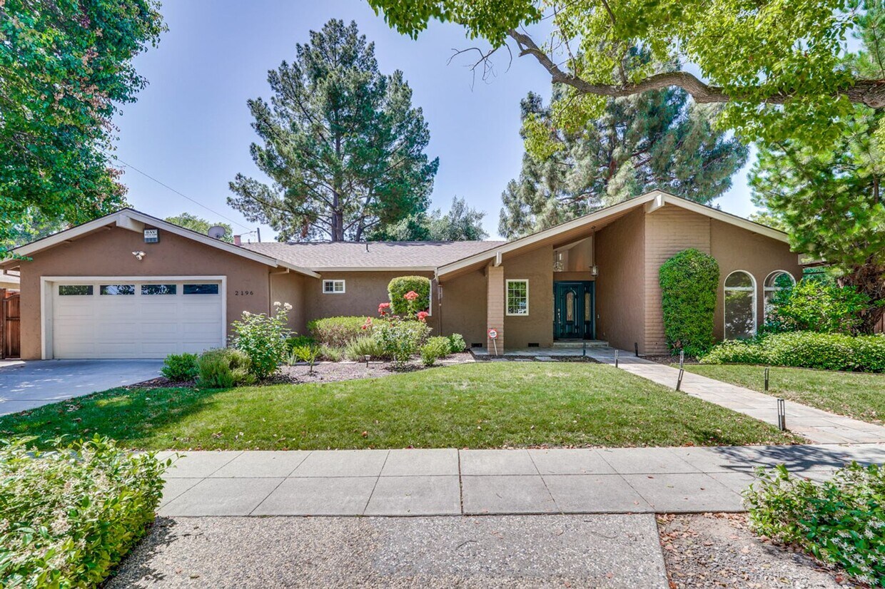 Foto principal - Recently Remodeled Home- Gourmet Kitchen- Near Downtown Campbell - 1 Primary Suite and 1 Junior S...