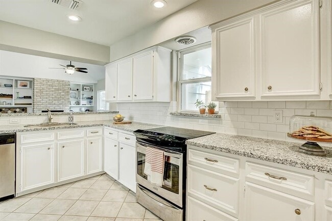 Building Photo - 1074 Apache Falls Dr