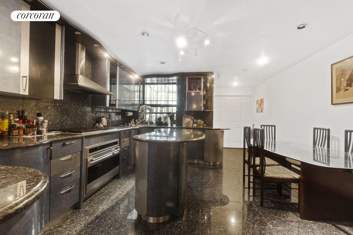 Building Photo - 133 W 95th St