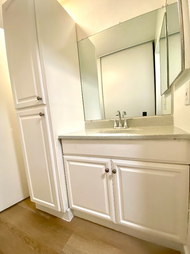 Building Photo - Stunning 1 Bed/1 Bath Condo Apartment with Private Balcony, Hardwood Flooring, AC, and Spacious L...