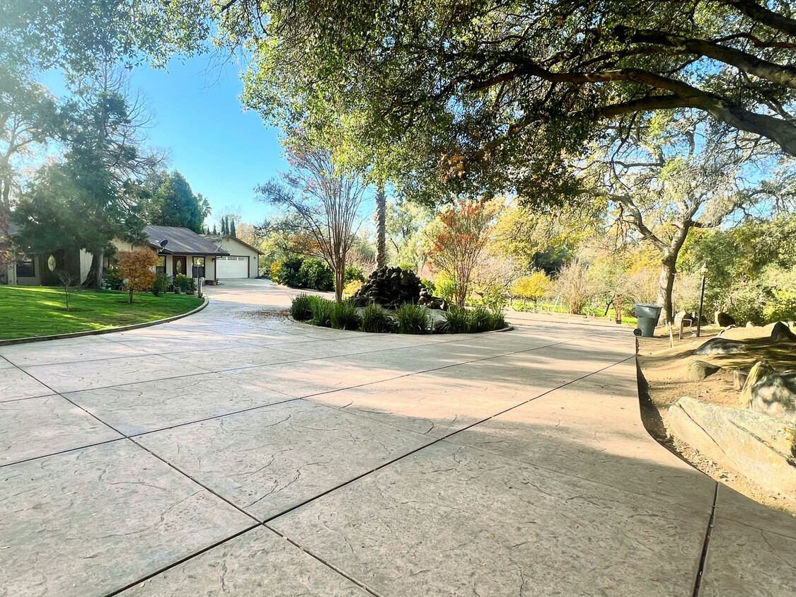 Primary Photo - Charming Ranch Style Home on Expansive 2.6...