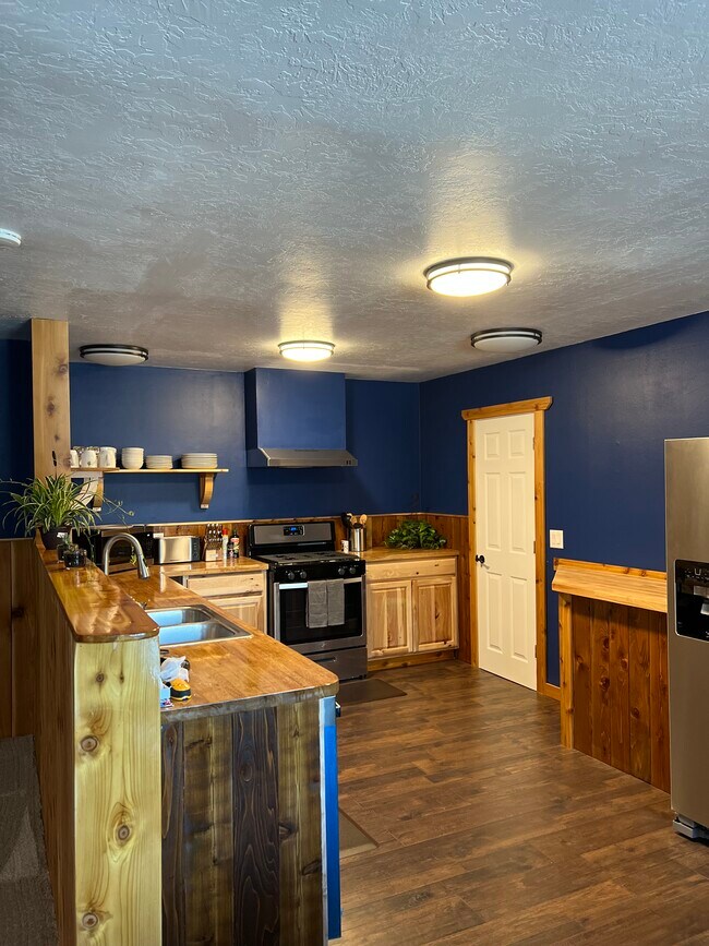 Building Photo - 8234 Loganberry St