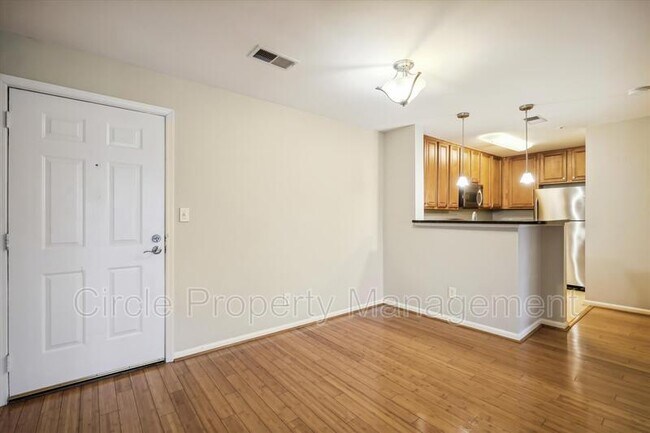 Building Photo - 3175 Summit Square Dr