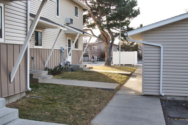 Friendly Neighborhood - 3285 Canyon Dr
