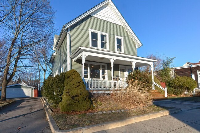Building Photo - 76 Holman St