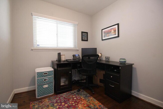 Foto del edificio - 3287 Annandale Rd