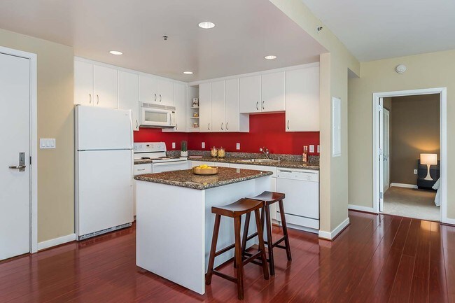 Building Photo - Large and Versatile Home at the Beacon