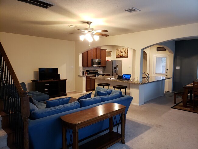 Sala de estar / Cocina - 14651 Roaring Fork Ln