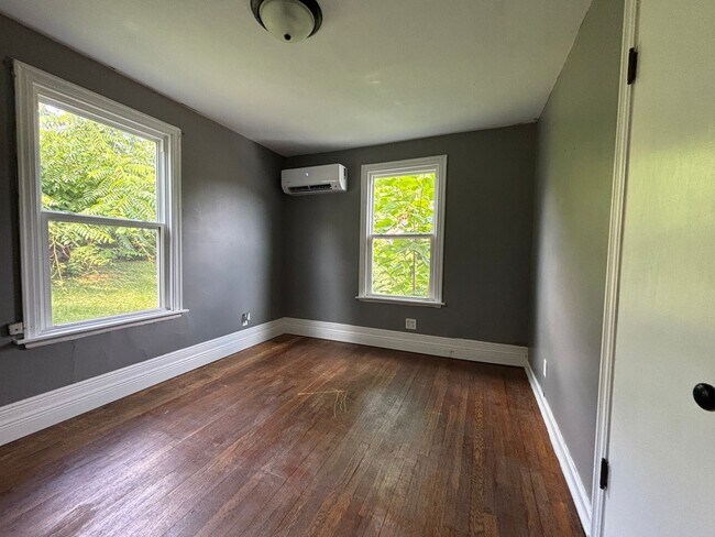 Foto del edificio - 3 Bed | 1 Bath | Private Patio | Unbeatable Value