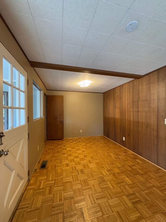 Foto del edificio - Expansive Updated Home with Creek Views & Prime Location