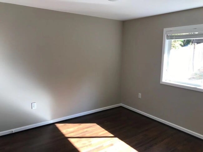 Building Photo - Viewings by appointment only. Please do not knock on the door or disturb current occupants.