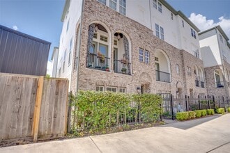 Building Photo - 1102 Thompson St