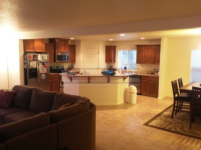 Foto del edificio - Beautiful 4 Bedroom Home Perfect for Enter...