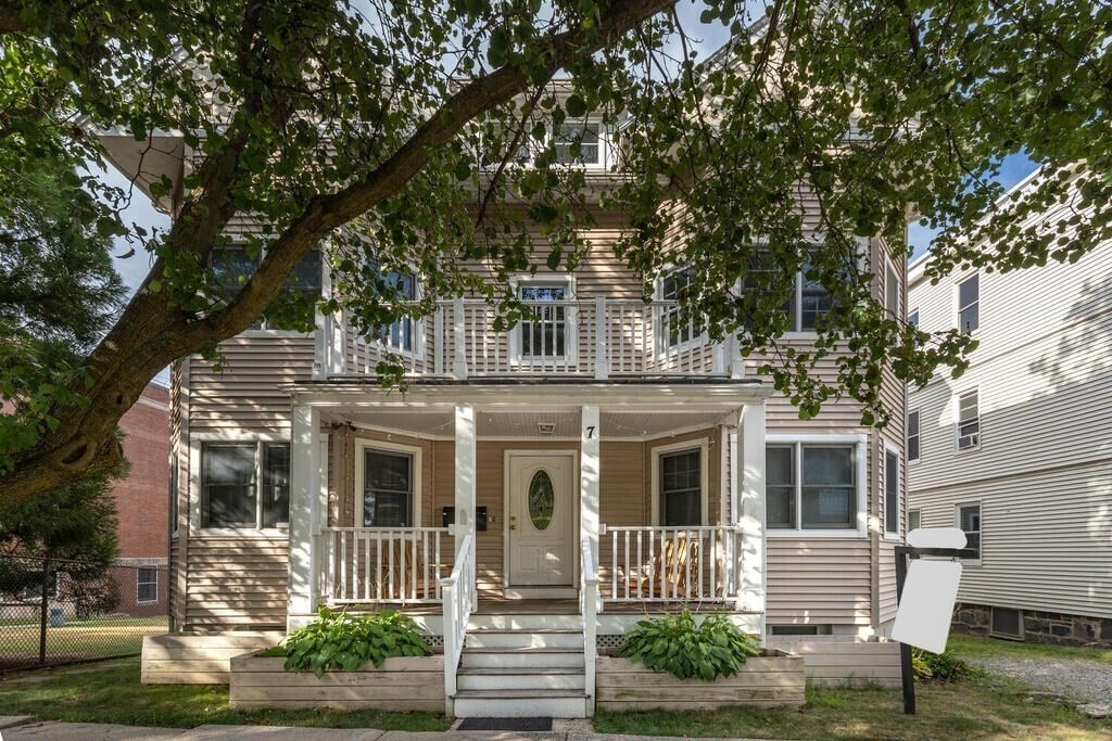 Primary Photo - 7 Capen St E