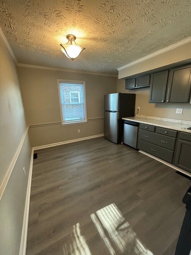 Building Photo - 4br/1.5bth $1850 move-in special $1700 mon...