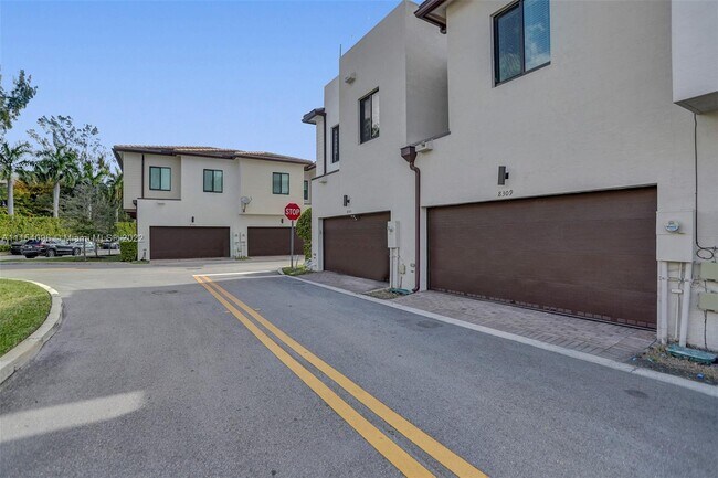 Building Photo - 8309 NW 49th St  8309 Doral Fl 33166