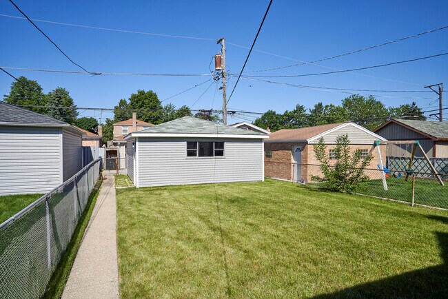 Building Photo - 3452 N Overhill Ave