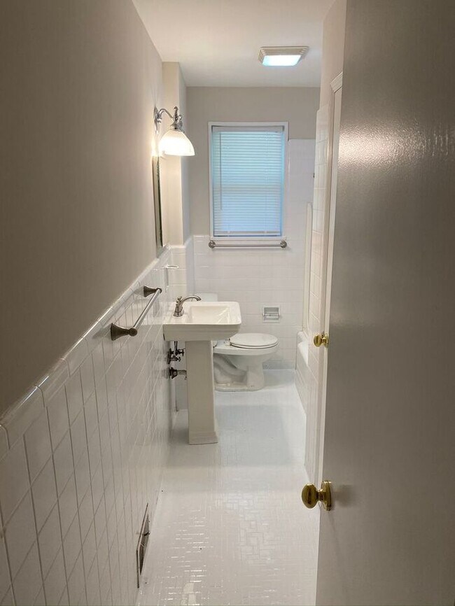 Building Photo - 512 West End Blvd-2BR/1BA-West End APT!!