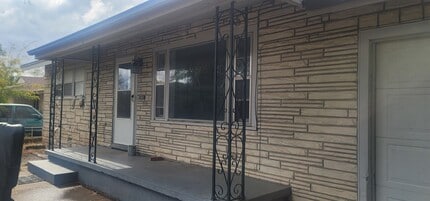 Building Photo - 1807 Maple St