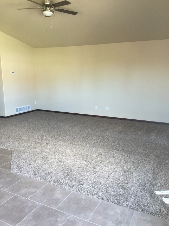 Foto del edificio - Quality Built Twinhome North Bismarck 2Bedroom 1 1/2 Bath SORRY NO PETS!!