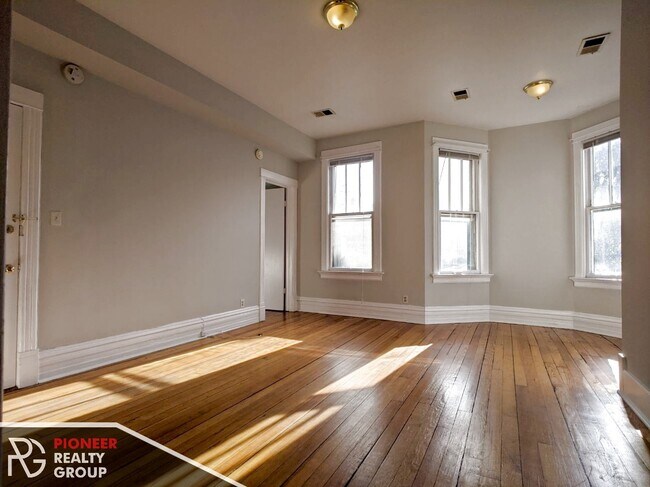 Building Photo - 3059 N Leavitt St