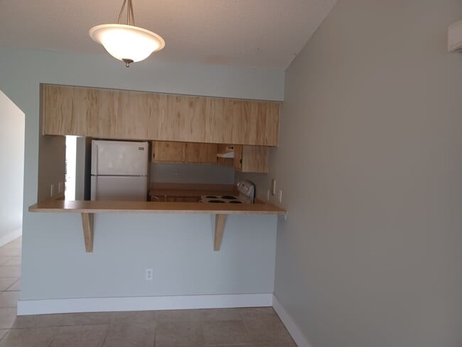 Foto del edificio - Community Pool / All Tiled Unit with a screened in lanai / Water Included & 1 mnth FREE