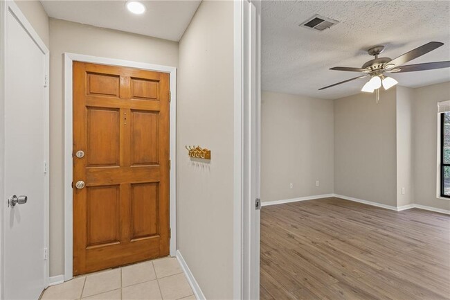 Foto del edificio - 408 Warm Springs Cir