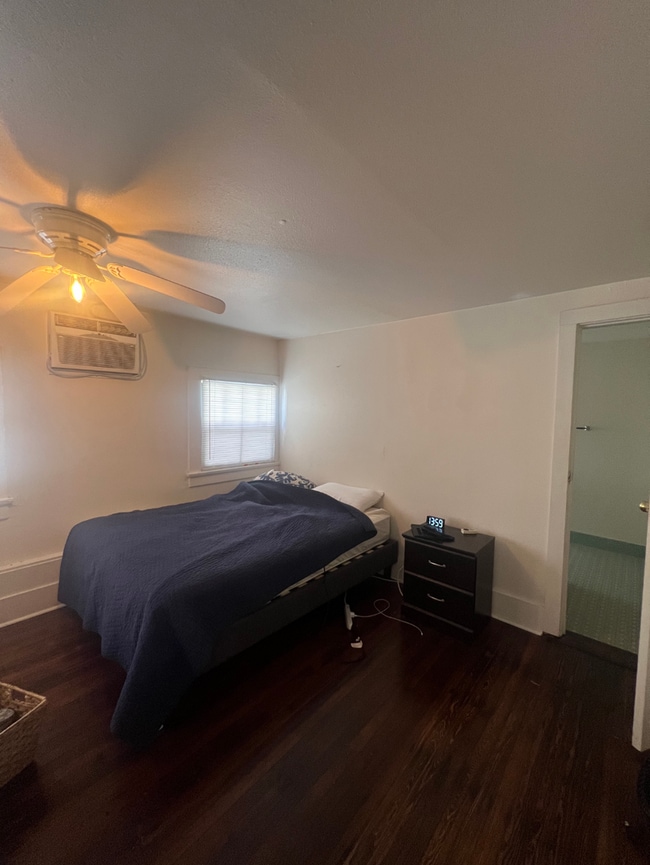 Photo - This 3bd/3ba is ON Broadway a Great Locati... Apartment