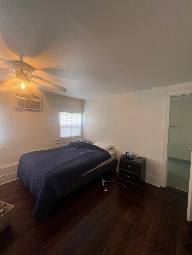 Foto del edificio - This 3bd/3ba is ON Broadway a Great Location for Student Life!