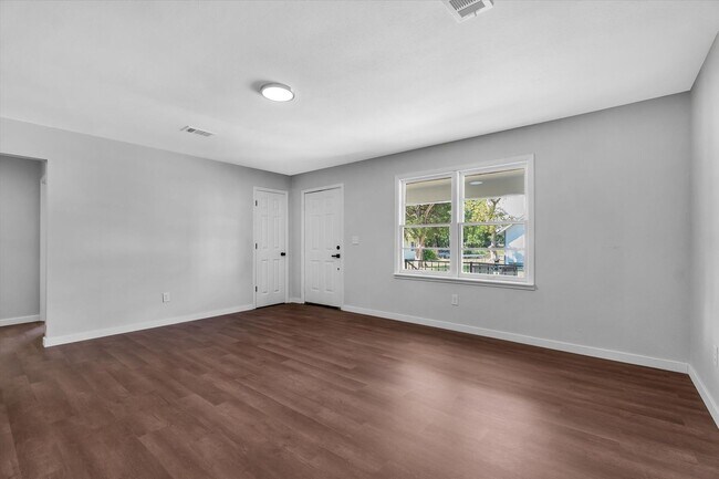 Building Photo - 107 E Elm St