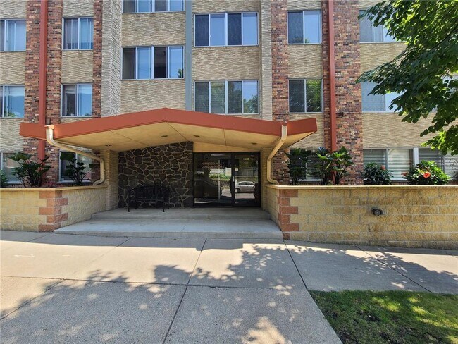 Building Photo - 1901 Emerson Ave S