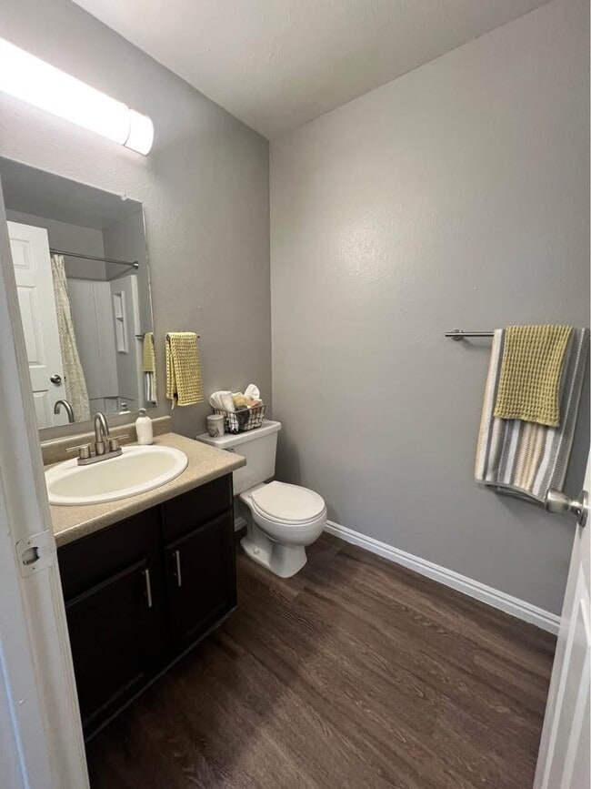 Baño - Shadowbrook Apartments