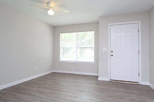 Foto del edificio - Updated 3/2 Brick Duplex in Northwest Pens...