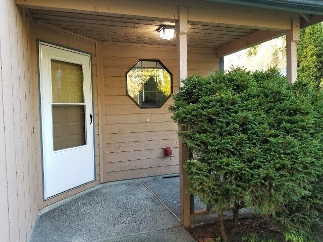 Building Photo - New Paint & New Flooring!