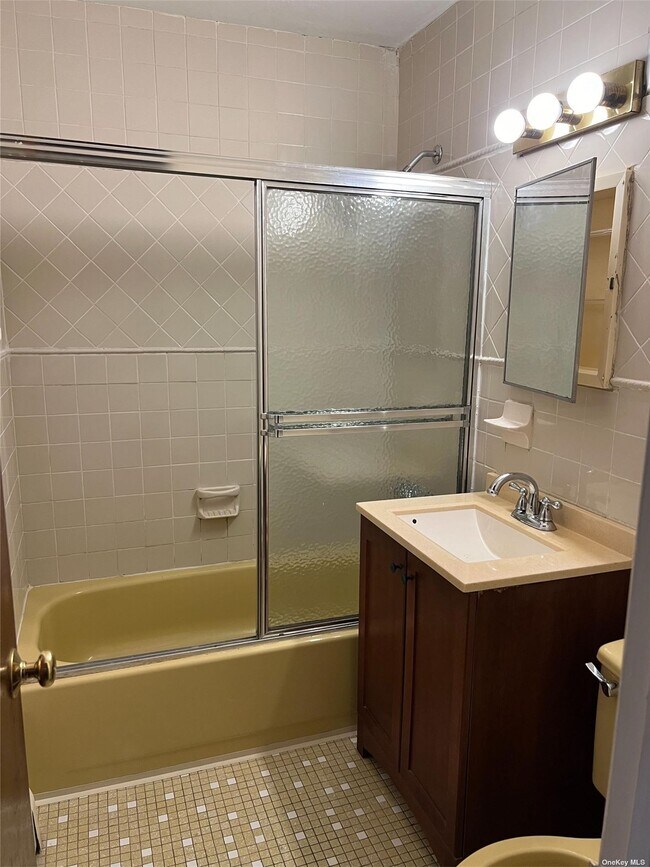 Foto del edificio - 240-42 68th Ave