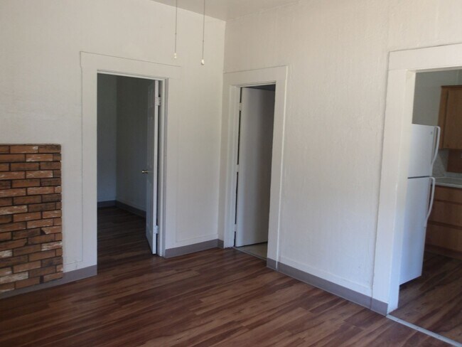 Building Photo - 140-14
