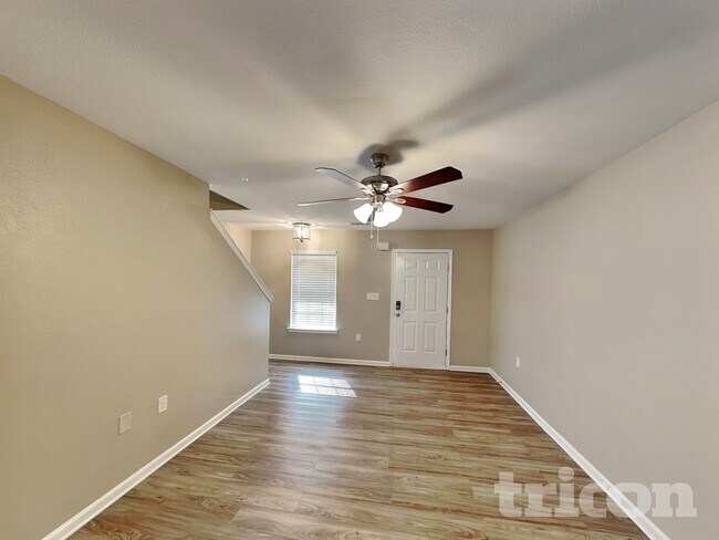 Foto del edificio - 3707 Alexander Forest Dr