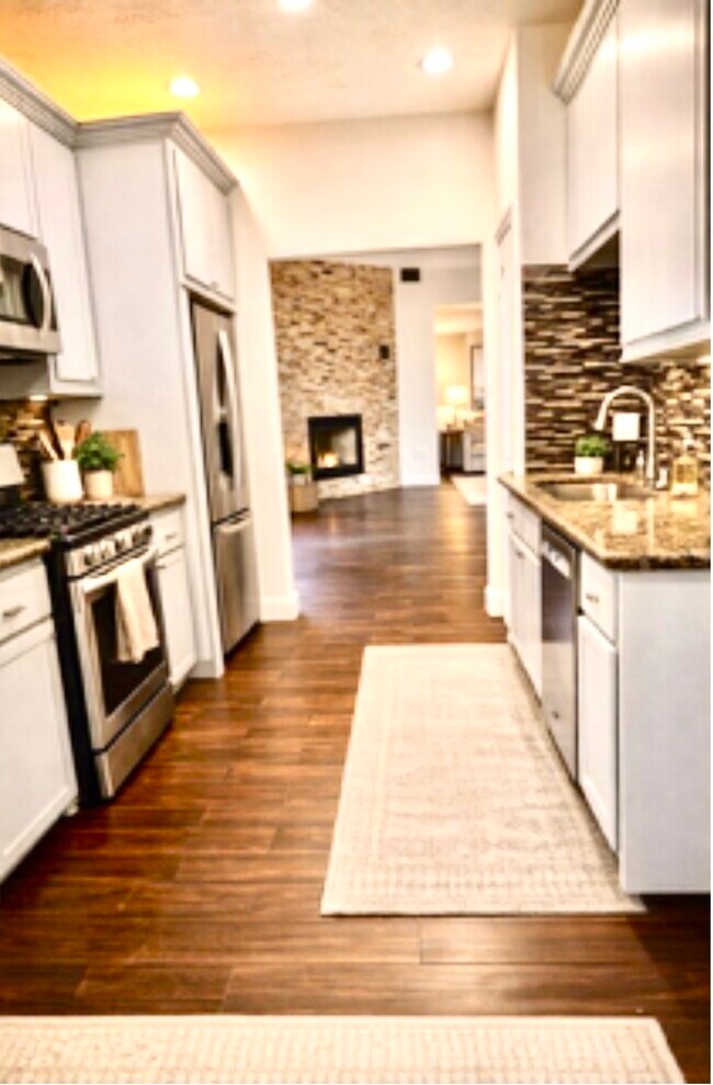 Building Photo - 23915 Floragate Dr