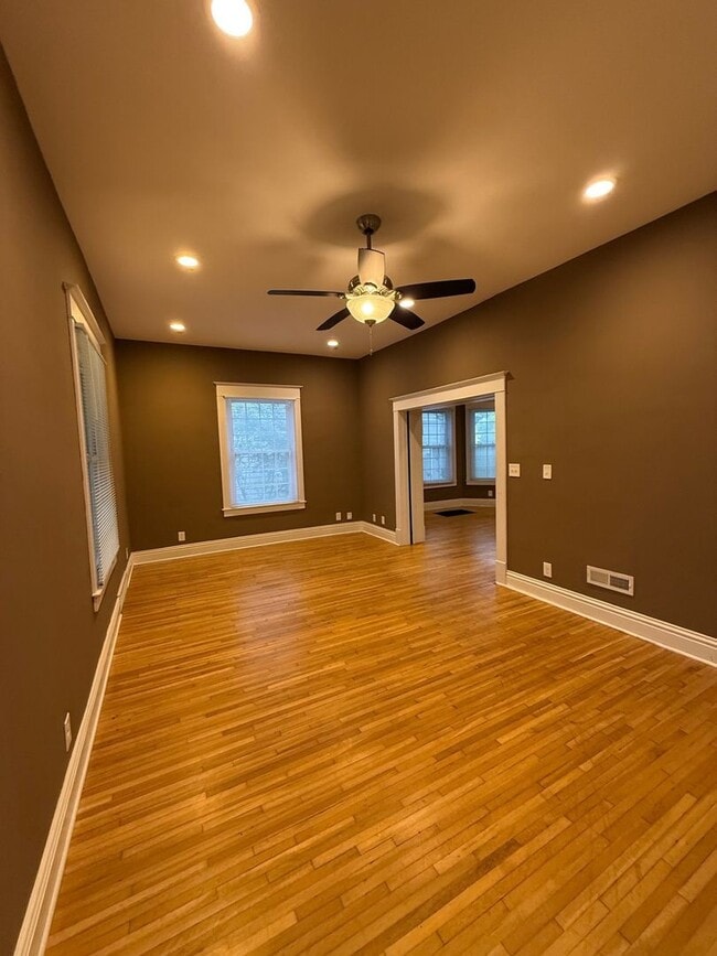 Building Photo - August lease-1207 Houston Street-$1700