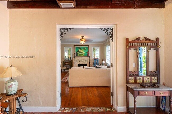 Building Photo - 423 Alcazar Ave