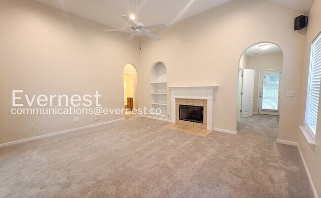 Building Photo - 3 Bed, 2 Bath Home with Garage / Available Now!
