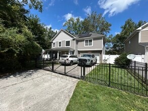 Building Photo - 912 Hullview Ave